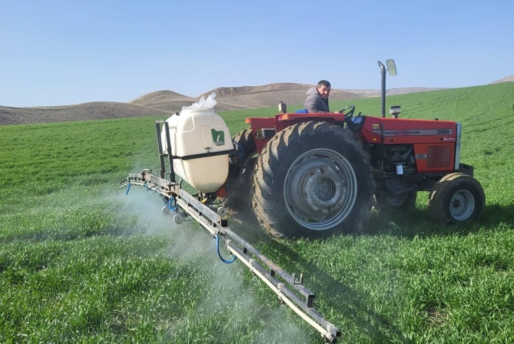 tractor, nature, water, agricultural vehicle, spraying, water hose, irrigation, coverage